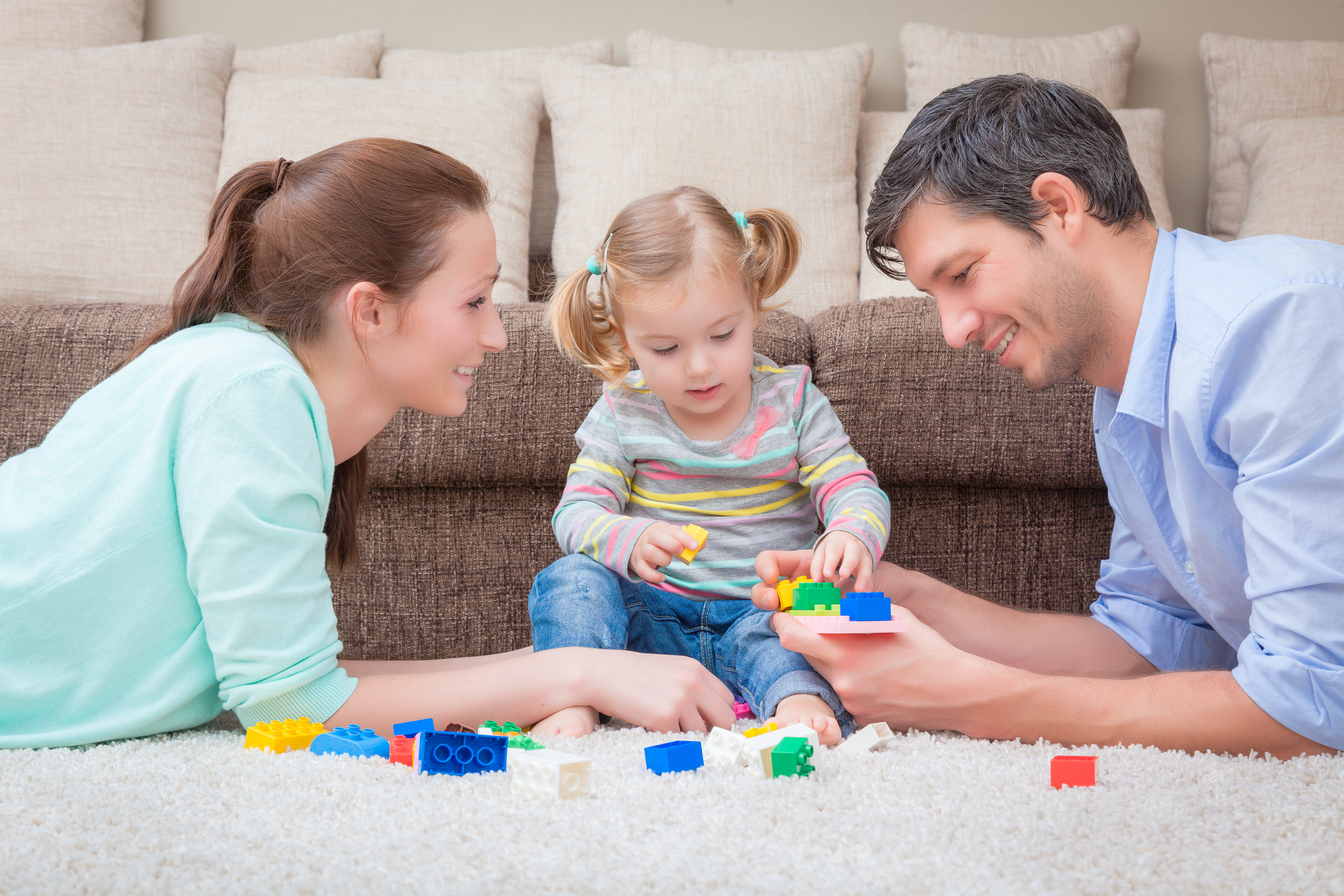 Какие игры можно поиграть дома втроем. Дети с родителями. Воспитание ребенка. Совместные игры с детьми. Совместные игры с детьми и родителями.