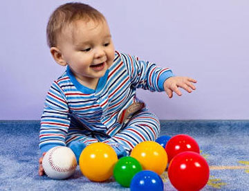 Ребенок играет с шариками